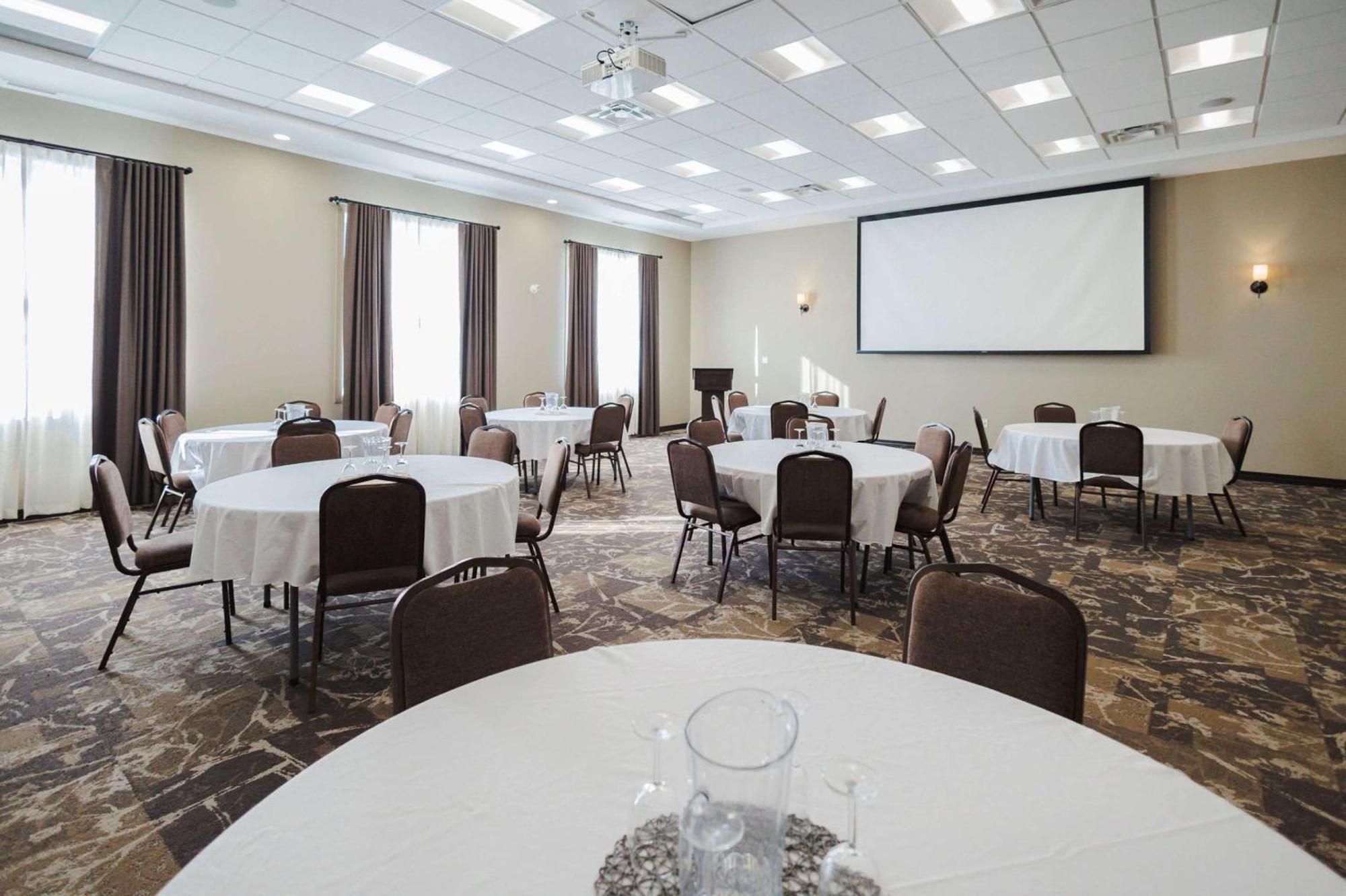 Best Western Plus Lacombe Inn&Suites Extérieur photo