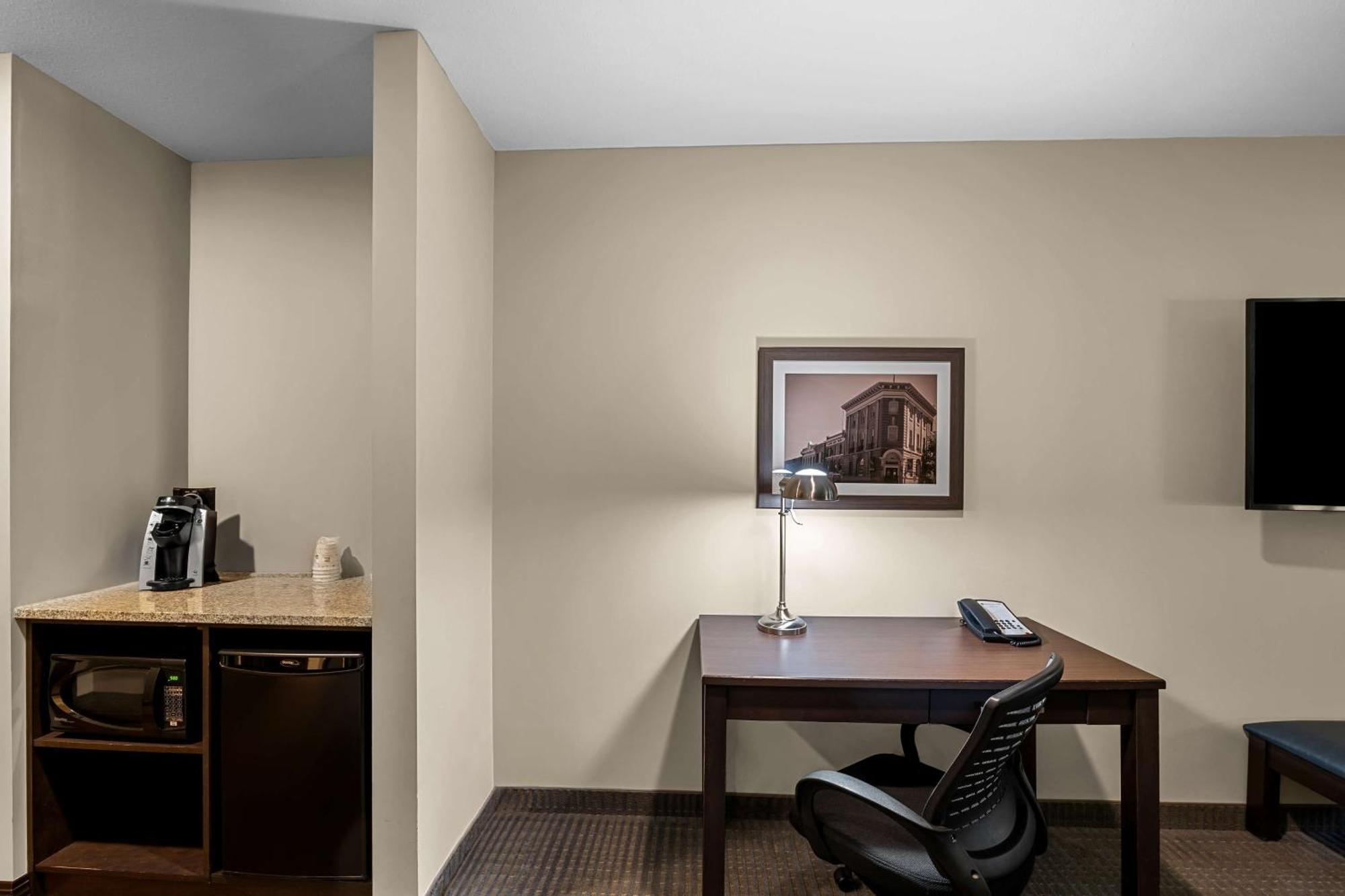 Best Western Plus Lacombe Inn&Suites Extérieur photo