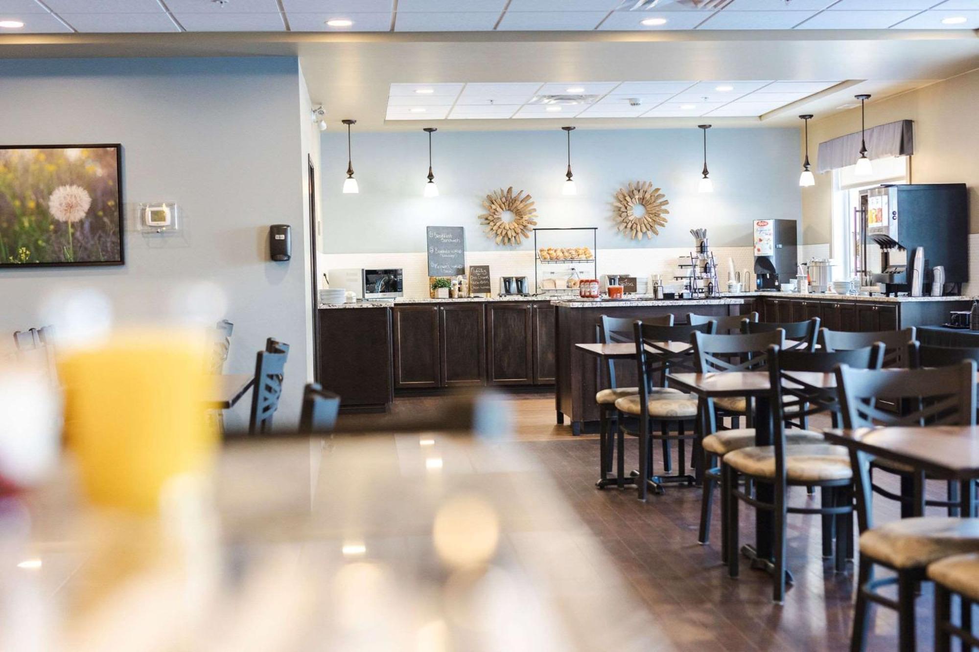 Best Western Plus Lacombe Inn&Suites Extérieur photo