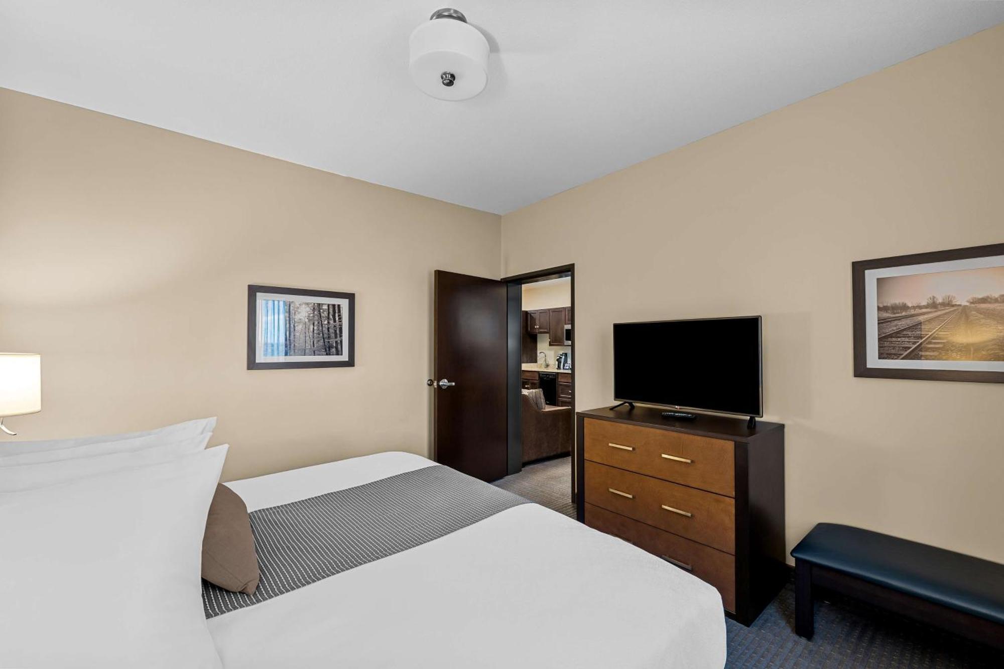 Best Western Plus Lacombe Inn&Suites Extérieur photo