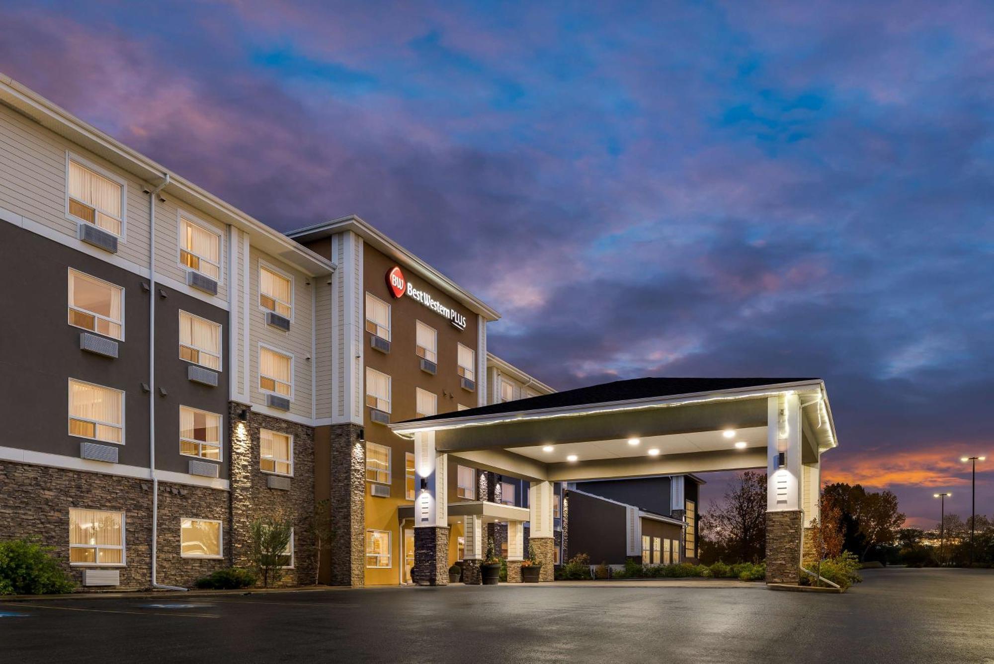 Best Western Plus Lacombe Inn&Suites Extérieur photo