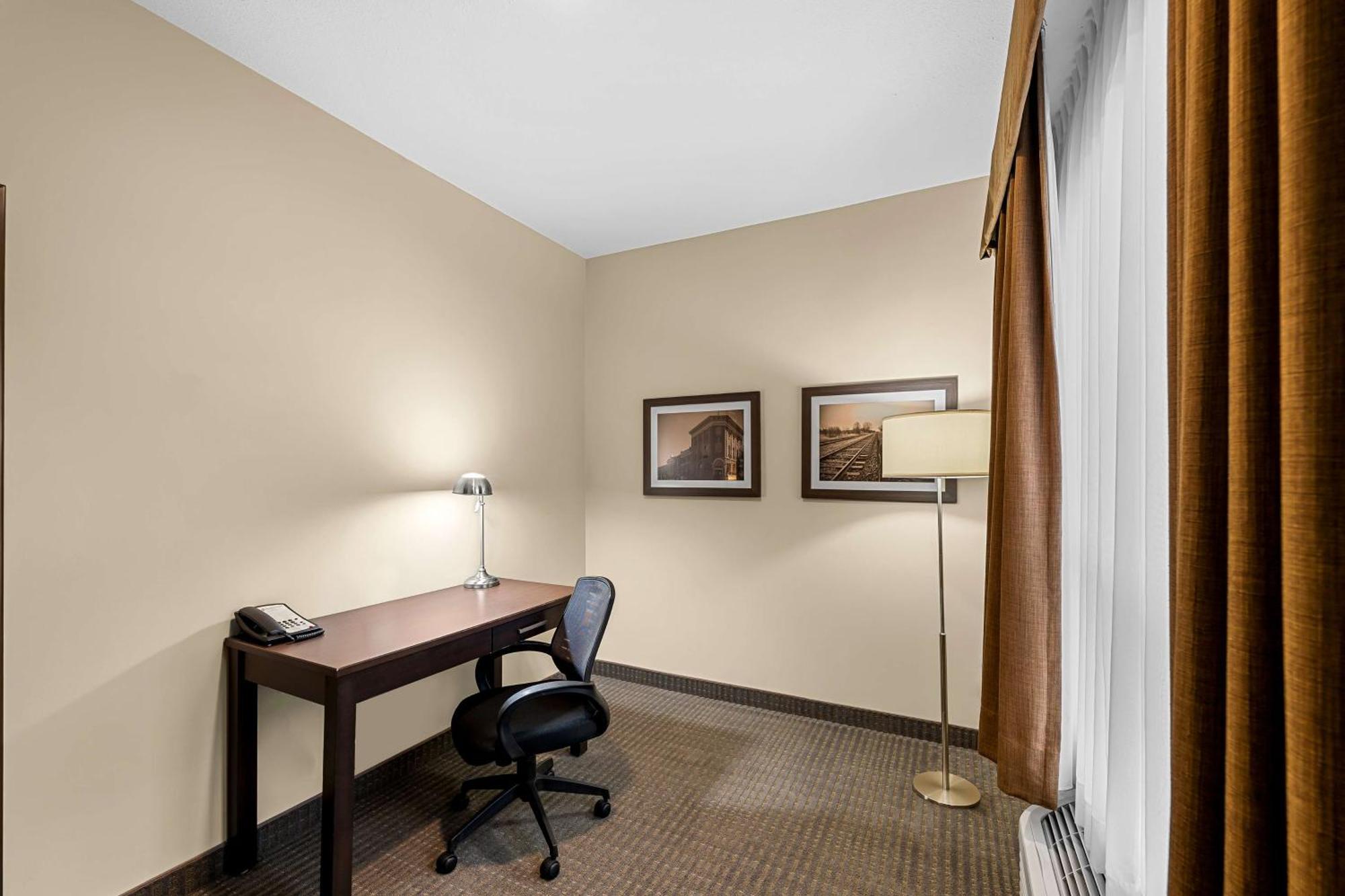 Best Western Plus Lacombe Inn&Suites Extérieur photo