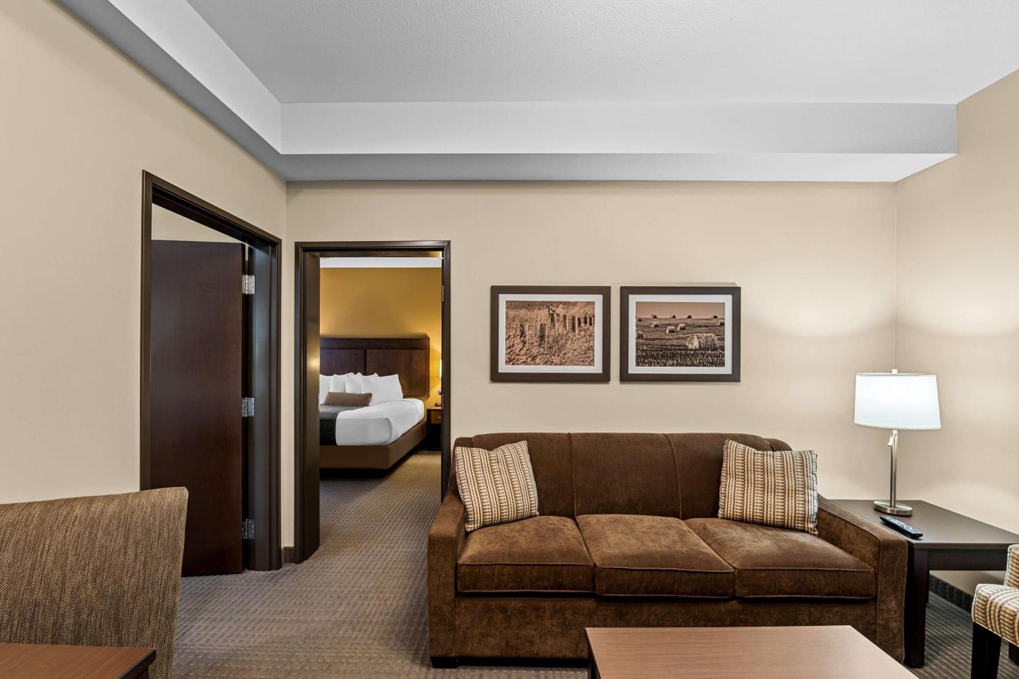 Best Western Plus Lacombe Inn&Suites Extérieur photo