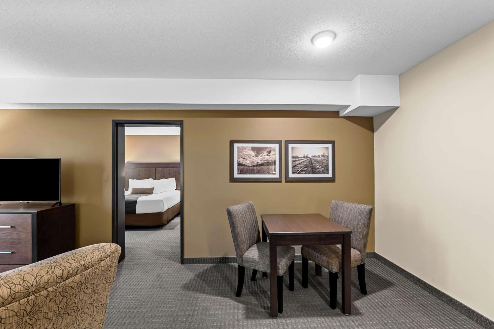 Best Western Plus Lacombe Inn&Suites Extérieur photo