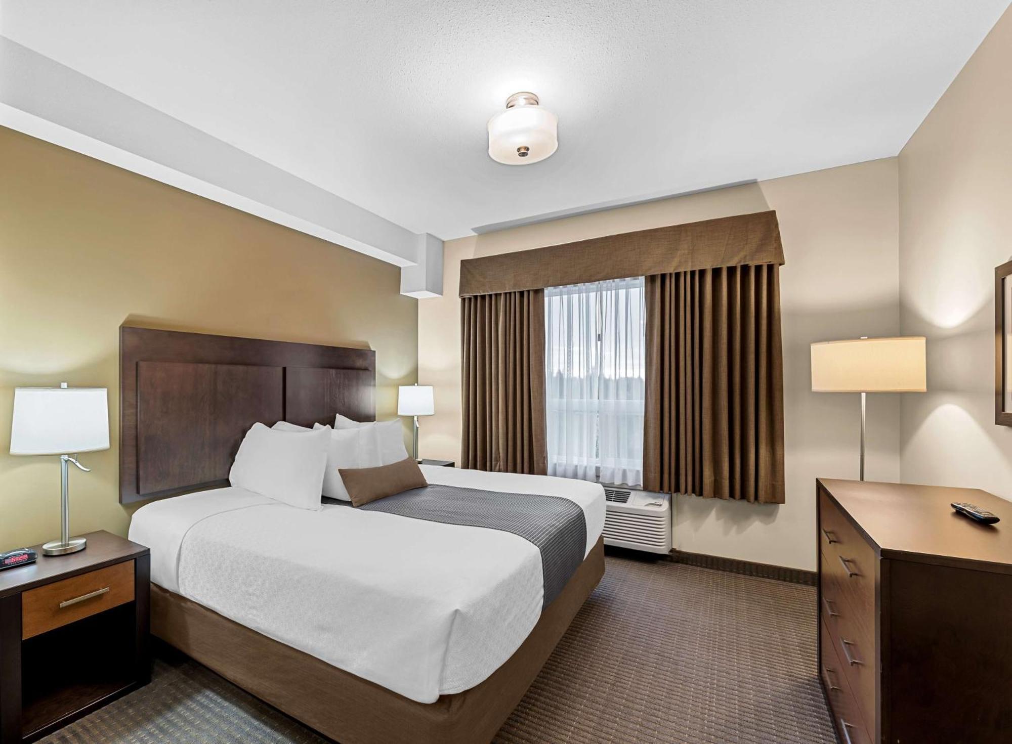 Best Western Plus Lacombe Inn&Suites Extérieur photo