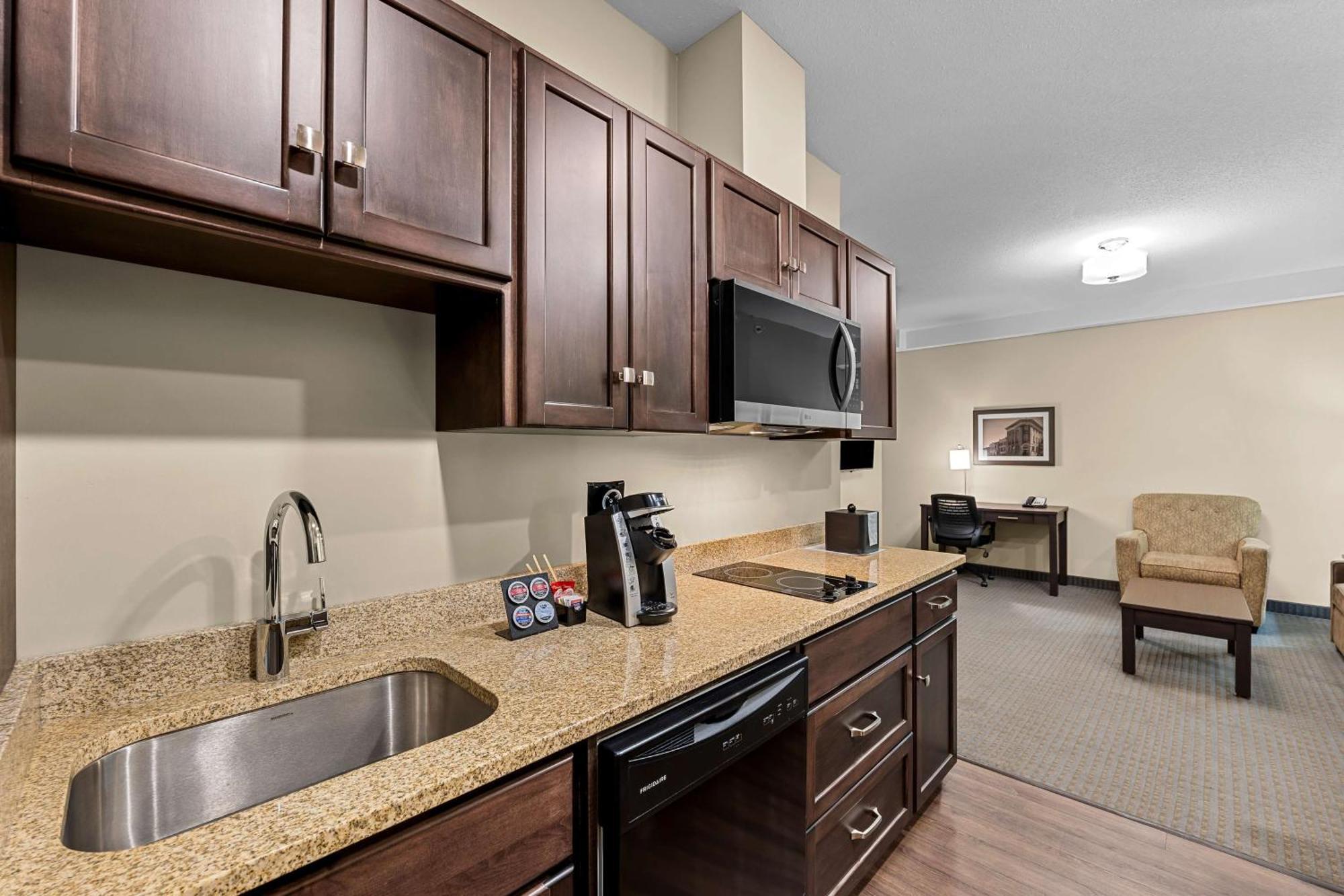 Best Western Plus Lacombe Inn&Suites Extérieur photo
