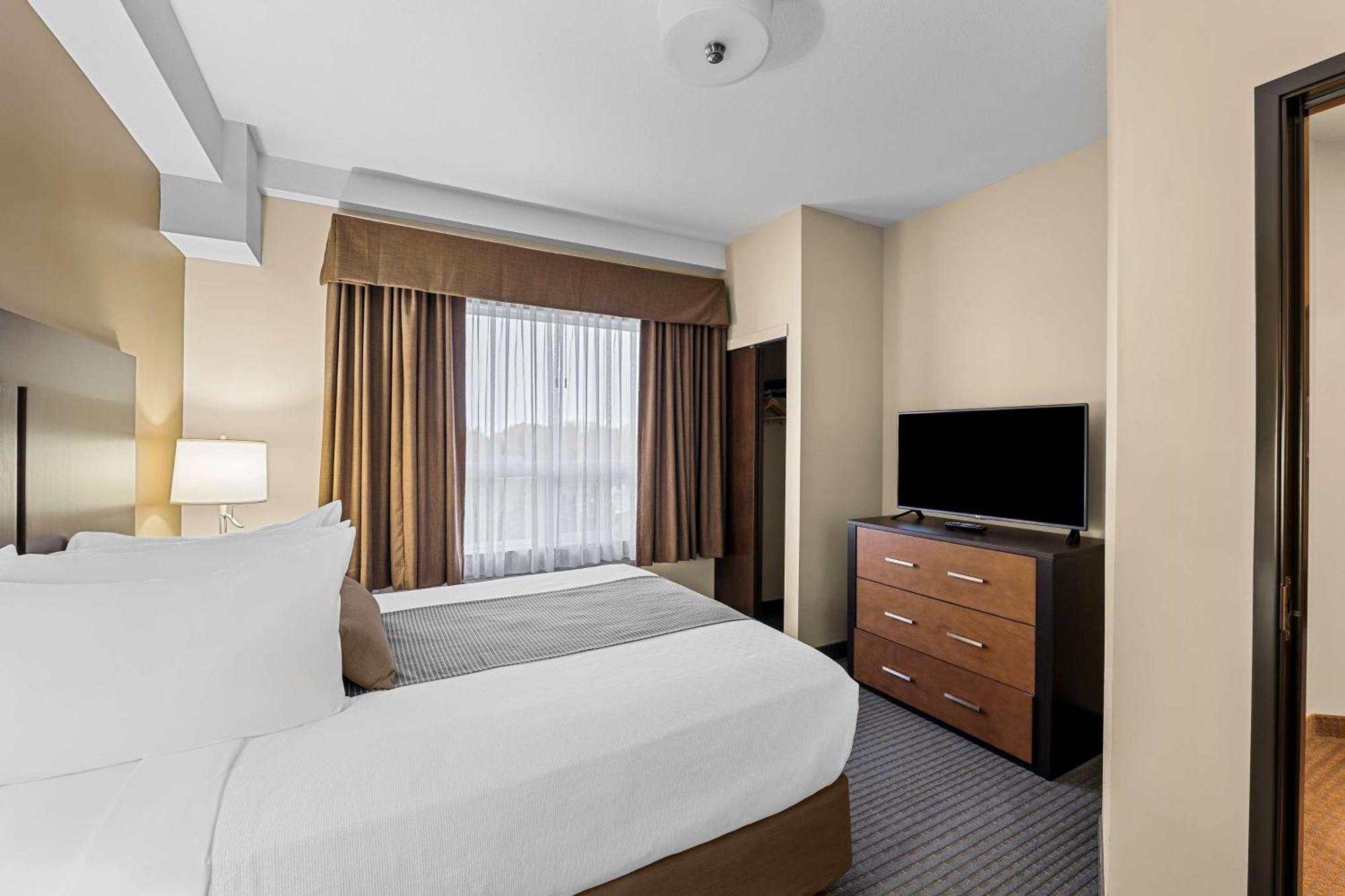 Best Western Plus Lacombe Inn&Suites Extérieur photo